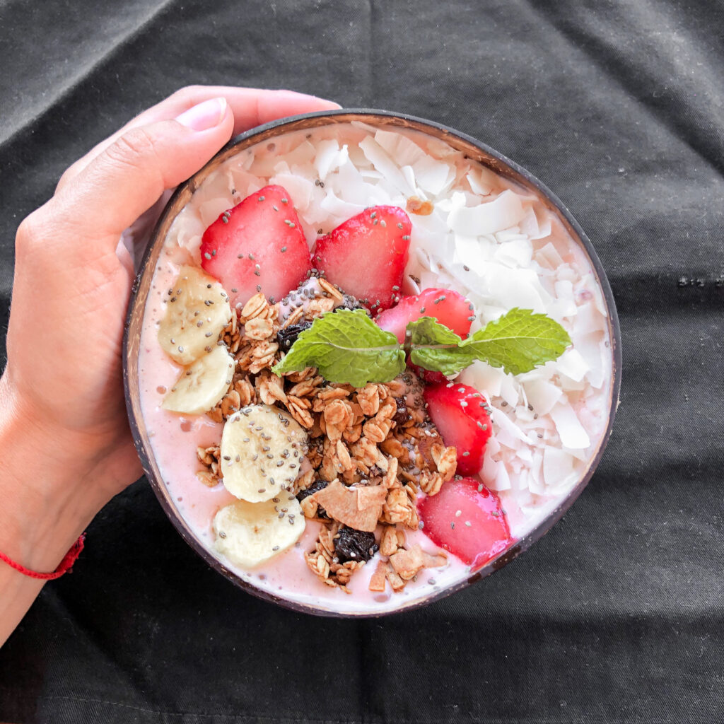 Strawberry smoothie bowl against diabetes 